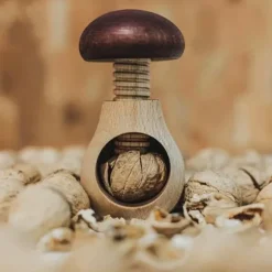 Nötknäppare i trä med svamp | Spiraldesign för alla nötter | Köksinredning