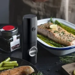 OBOSOE 2-Pack Elektrisk Pepparkvarn – Justerbar Grovhet, LED-ljus, Med Bas och Borste för Kök och BBQ