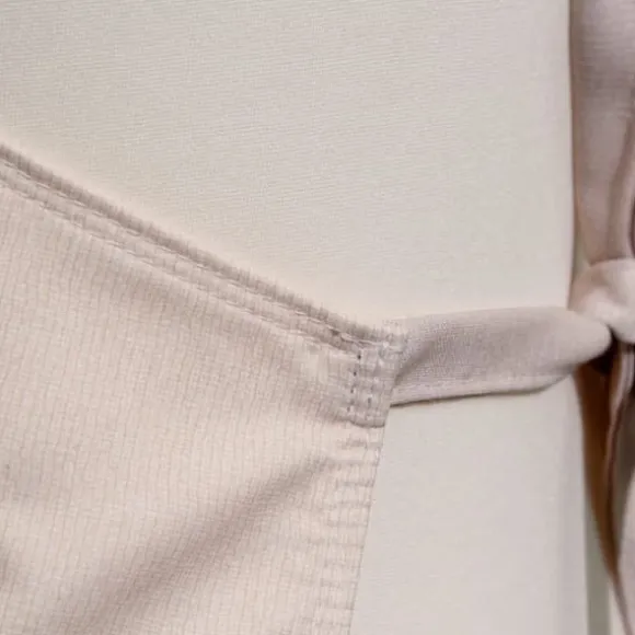 Opole folkköksförkläde med blommor och äng, beige