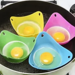 Porslinformar för pocherade ägg - Set om 4 - Silikon - Temperaturområde -40°C till 230°C - Slumpt färg