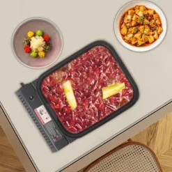 Portabel gasgrill och campingkök - Butan - 2,1 kW - Piezo-tändning - Grillpanna med lock 37×30×3,5 cm - Butanpatron ej inkluderad - Svart