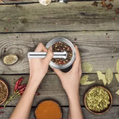 Relaxdays Mortel, rostfritt stål, med lock, kryddor, örter, halkfri kross, Ø 10 cm, 200 ml, grå