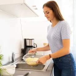 Relaxdays Rostfritt stål Durkslag 26 cm Köksredskap Pasta Avloppssallad Handtag och ringbotten, Silver