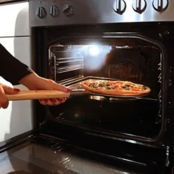 Rund tårta pizzaskyffel Ø 30,5 cm metall med trähandtag 79 cm lång Köksbricka