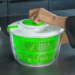 Salladsslunga Salladstork av plast i grönt med 25 x 21,5 cm storlek - Köksredskap med vev för att tvätta sallad eller grönsaker