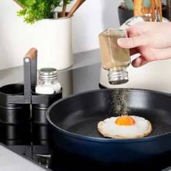 Salt- och pepparkar med stativ, 3 stycken.