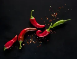 SKÄRBRÄDA I GLAS 52x40 CHILI PEPPAR