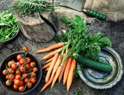 SKÄRBRÄDA I GLAS 52x40 GRÖNSAKER