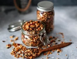 SKÄRBRÄDA I GLAS 52x40 KRYDDOR