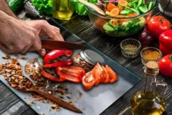 SKÄRBRÄDA I GLAS 52x40 KRYDDOR