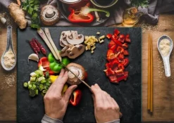 SKÄRBRÄDA I GLAS 52x40 PAPRIKA