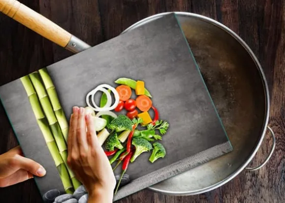 SKÄRBRÄDA I GLASPLATTA 52x40 BAMBU