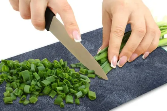 SKÄRBRÄDA I GLASPLATTA 52x30 BETONG