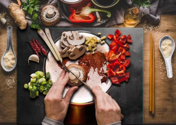 SKÄRBRÄDA I GLASPLATTA 52x40 KAFFE