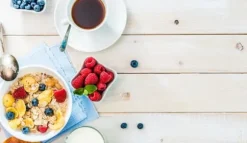 SKÄRBRÄDA I GLASPLATTA 52x30 KAFFE