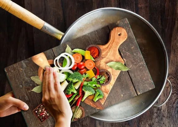 SKÄRBRÄDA I GLASPLATTA 52x30 KÖK