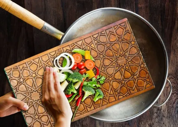 SKÄRBRÄDA I GLASPLATTA 52x30 MÖNSTER