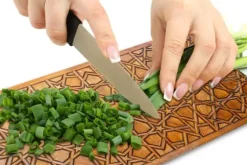 SKÄRBRÄDA I GLASPLATTA 52x30 MÖNSTER