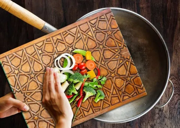 SKÄRBRÄDA I GLASPLATTA 52x40 MOSAIK