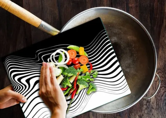 SKÄRBRÄDA I GLASPLATTA 52x40 MODERN