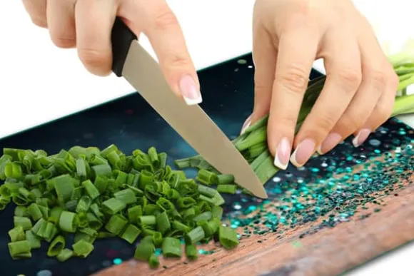 SKÄRBRÄDA I GLASPLATTA 52x40 MODIG