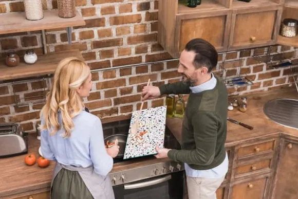 SKÄRBRÄDA I GLASPLATTA 52x30 MOSAIK