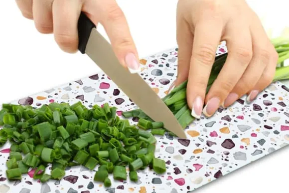 SKÄRBRÄDA I GLASPLATTA 52x30 MOSAIK