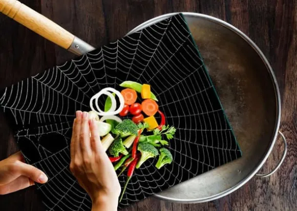 SKÄRBRÄDA I GLASPLATTA 52x40 SVART