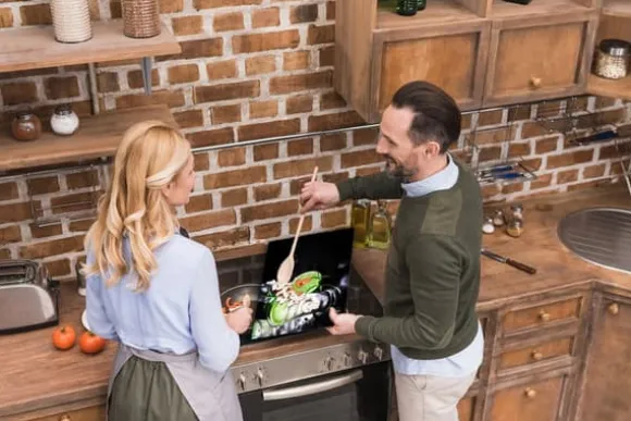 SKÄRBRÄDA I GLASPLATTA 52x40 SVART