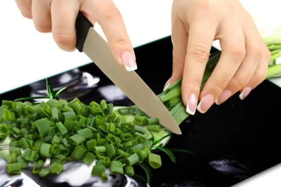 SKÄRBRÄDA I GLASPLATTA 52x40 SVART