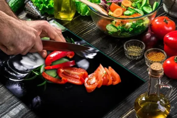 SKÄRBRÄDA I GLASPLATTA 52x40 SVART