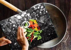 SKÄRBRÄDA I GLASPLATTA 52x40 SVART