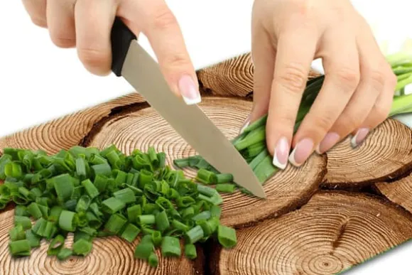 SKÄRBRÄDA I GLASPLATTA 52x40 TRÄ