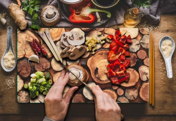 SKÄRBRÄDA I GLASPLATTA 52x30 TRÄ