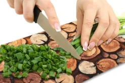 SKÄRBRÄDA I GLASPLATTA 52x30 TRÄ