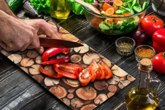 SKÄRBRÄDA I GLASPLATTA 52x30 TRÄ