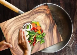 SKÄRBRÄDA I GLASPLATTA 52x40 TRÄ