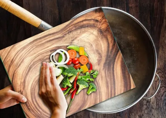 SKÄRBRÄDA I GLASPLATTA 52x40 TRÄ