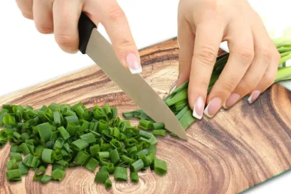 SKÄRBRÄDA I GLASPLATTA 52x40 TRÄ