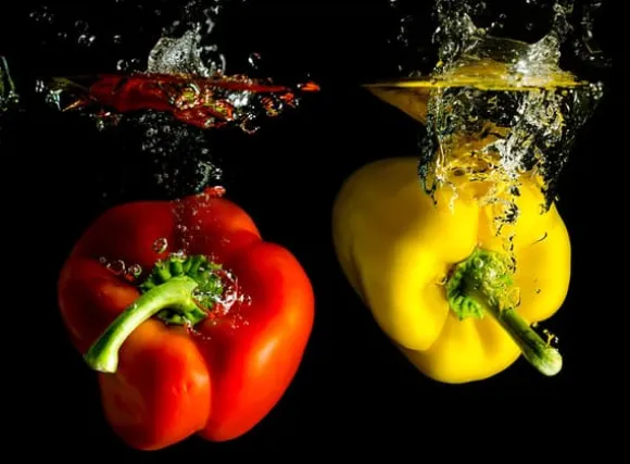 SKÄRBRÄDA I HÄRDAT GLAS 30x22 PEPPER