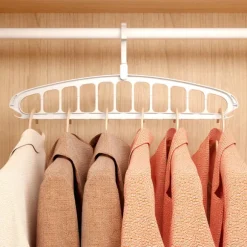 Ställ- och roterbar klädhängare