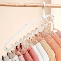 Ställ- och roterbar klädhängare