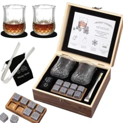 Stort presentset med whisky och kylstenar i glaslåda