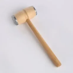 Stöt med metallspetsar