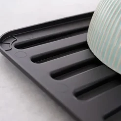 Svart diskmatta 39,5x30,5 cm