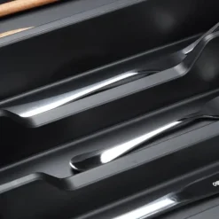 Svart utdragbar besticklåda 33-56,5x37,5 cm