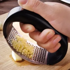 Vitlökskross i rostfritt stål med svart handtag för kök