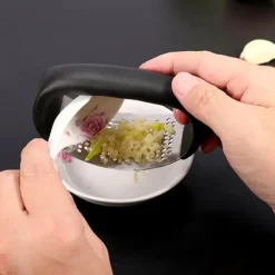 Vitlökskross i rostfritt stål med svart handtag för kök