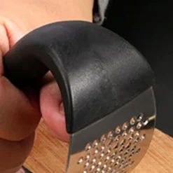 Vitlökskross i rostfritt stål med svart handtag för kök