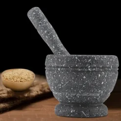 Vitlökskvarn i plast - köksredskap för att mala kryddor och örter